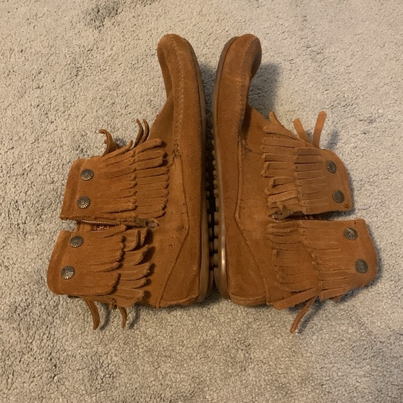 Minnetonka Fringe Short Boots - Picture 4 of 6